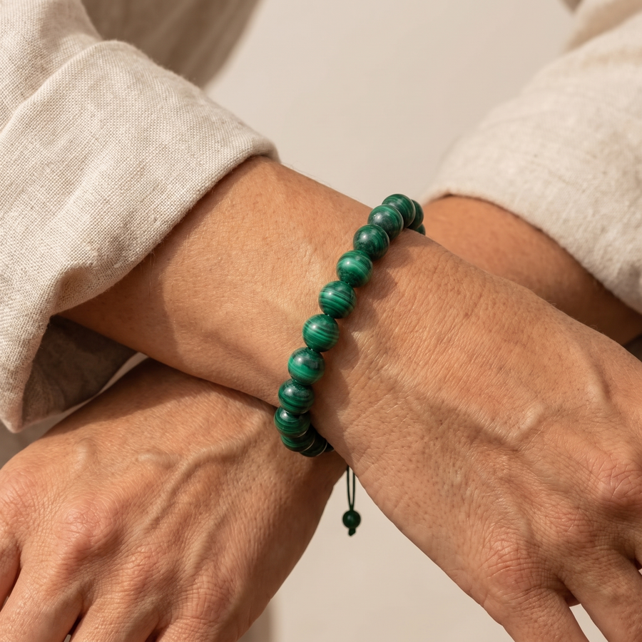 Bracelet "Renouveau" en Malachite porté au poignet