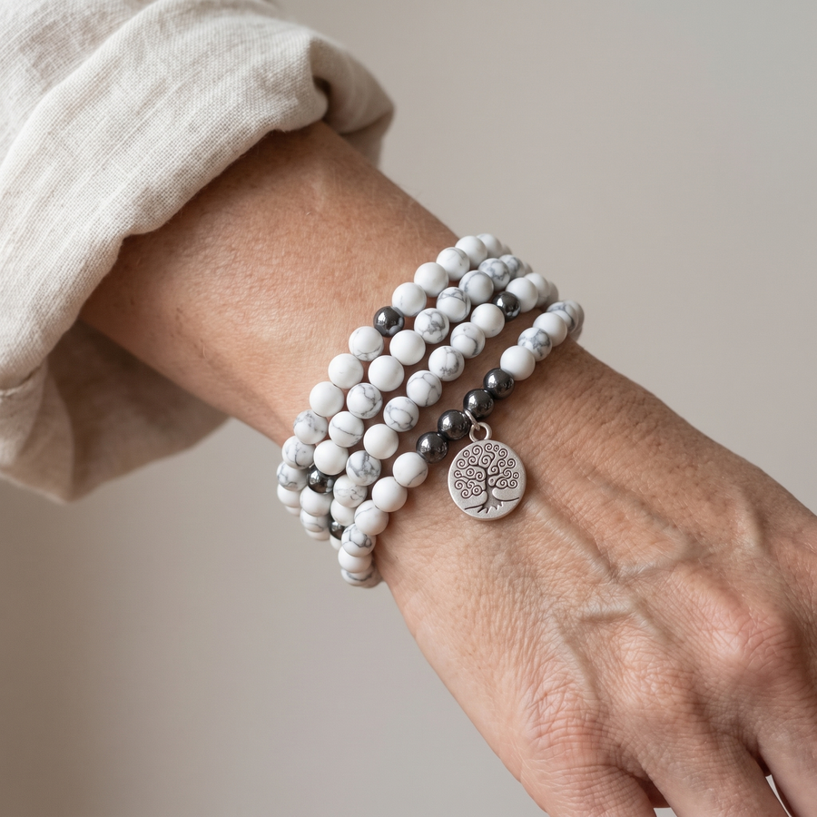 Bracelet Mala "Douceur Féminine" en Howlite porté au poignet