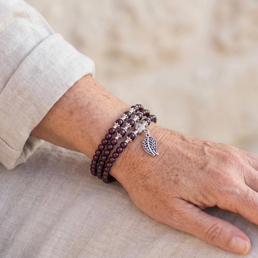 Bracelet Multi-tours "Abondance" en Grenat porté au poignet