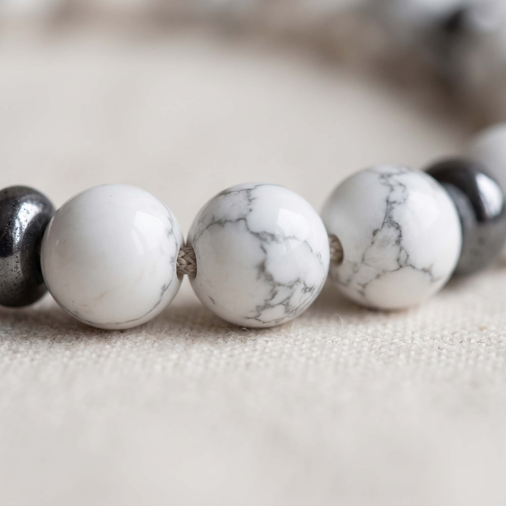 Détail des pierres du Bracelet Mala "Douceur Féminine" en Howlite