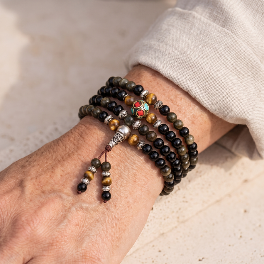 Bracelet Mala "Bouddhiste" en Obsidienne Noire & Dorée porté au poignet