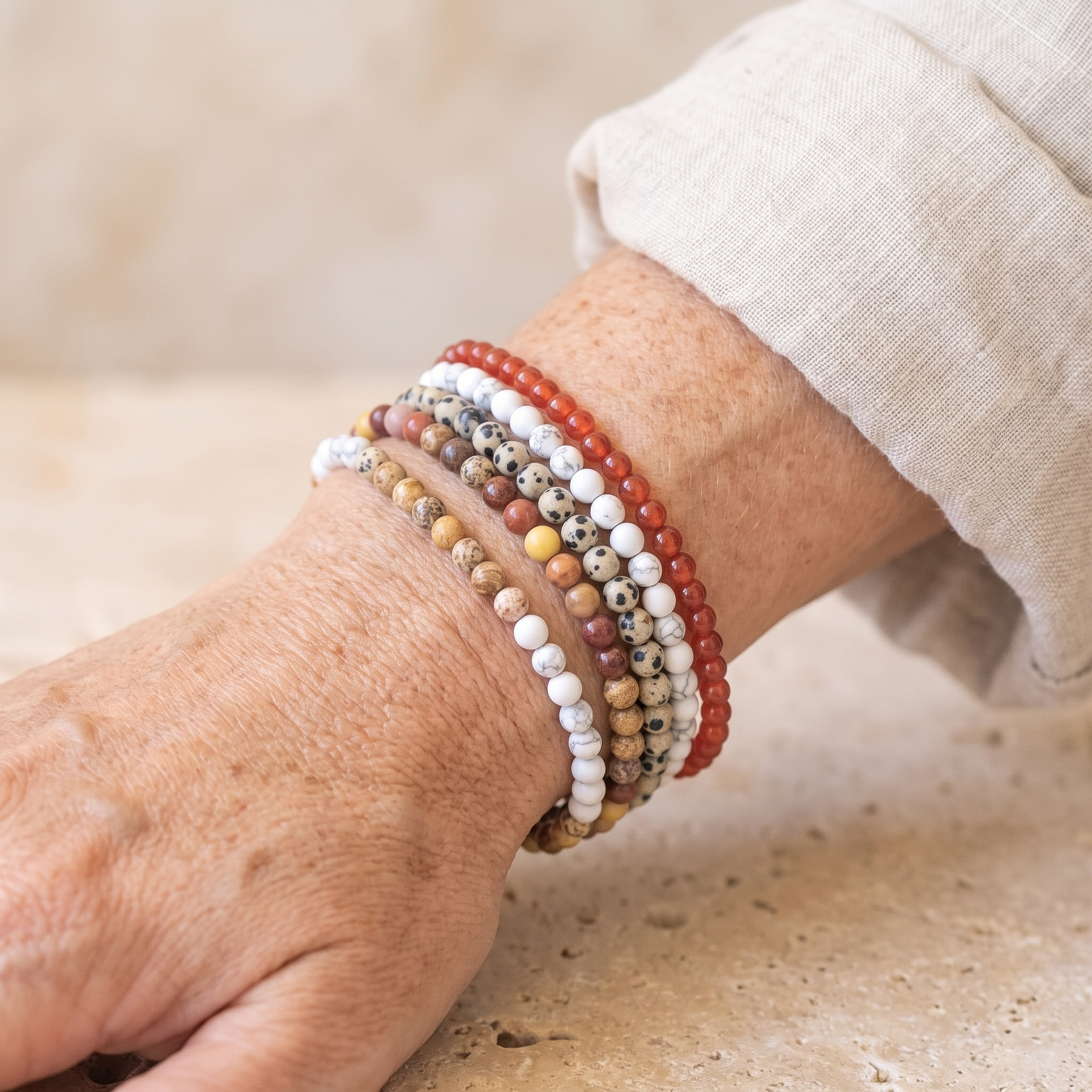Bracelet Fin en Perles de Pierre de 4mm porté au poignet