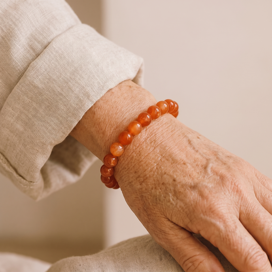 Bracelet en Cornaline porté au poignet