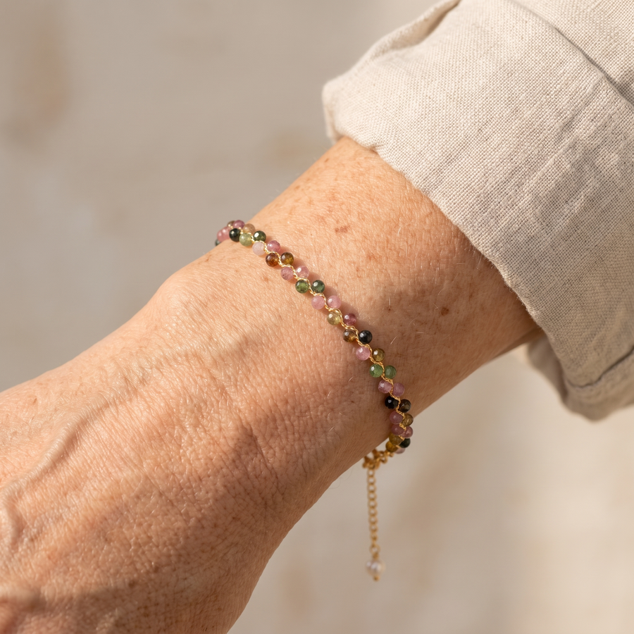 Bracelet Élégant en Tourmaline Multicolore porté au poignet
