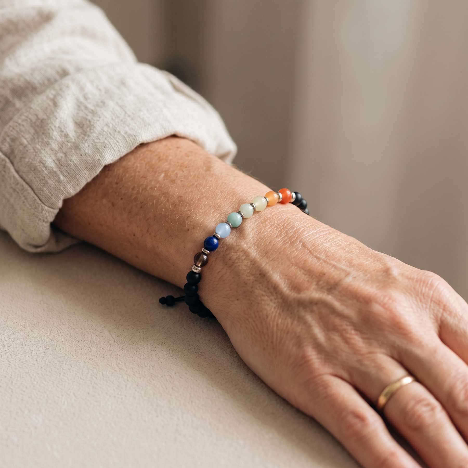 Bracelet Fin "Chakras" porté au poignet