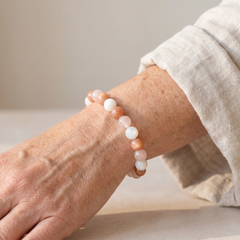 Bracelet "Vénus" en Pierre de Soleil, Quartz Rose & Pierre de Lune porté au poignet