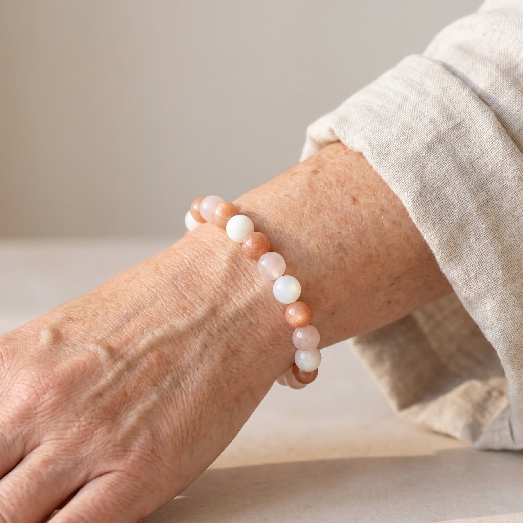 Bracelet "Vénus" en Pierre de Soleil, Quartz Rose & Pierre de Lune porté au poignet