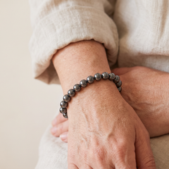 Bracelet "Symbole d'Ancrage" en Hématite porté au poignet