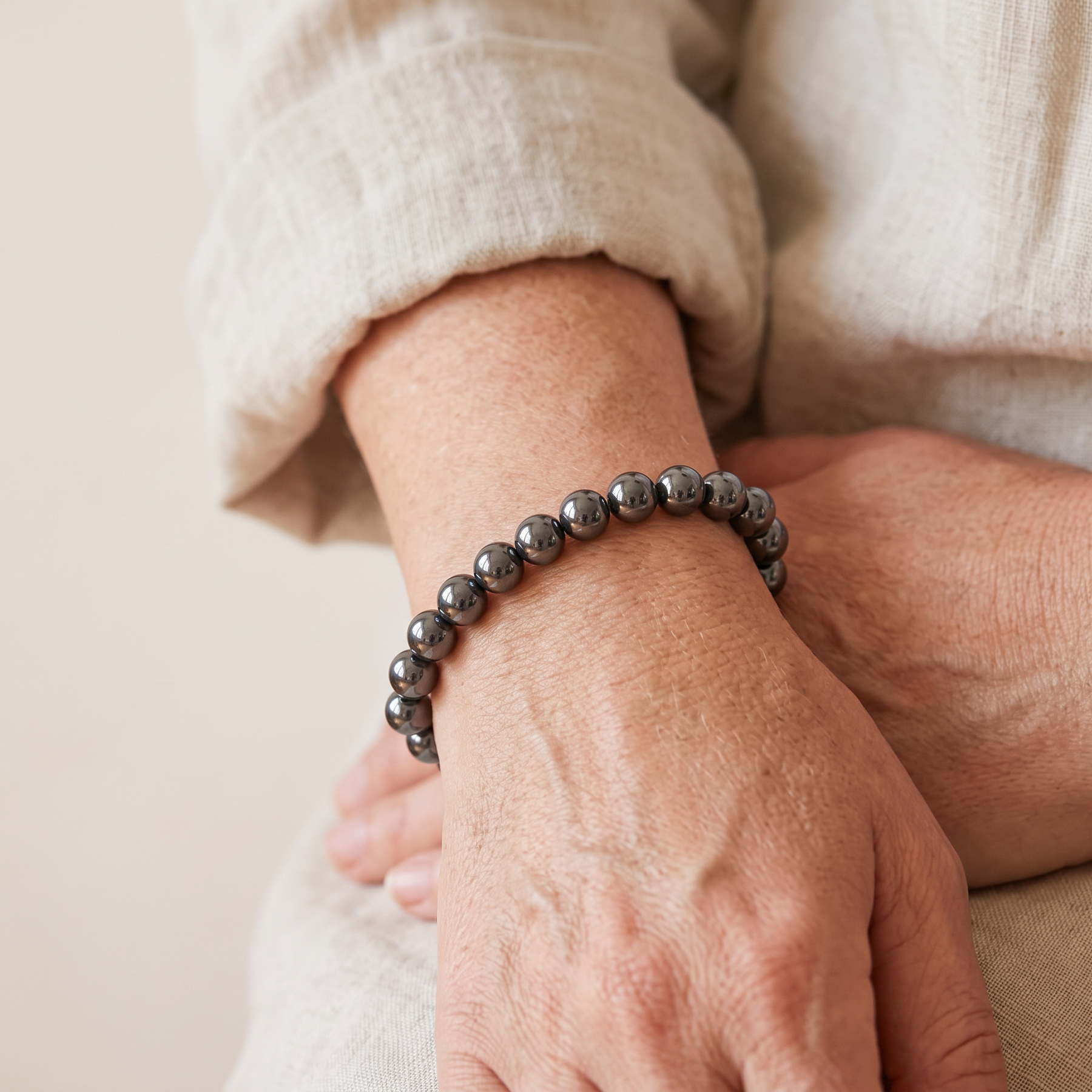 Bracelet "Symbole d'Ancrage" en Hématite porté au poignet