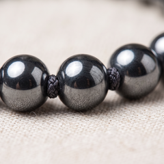 Détail des pierres du Bracelet "Symbole d'Ancrage" en Hématite