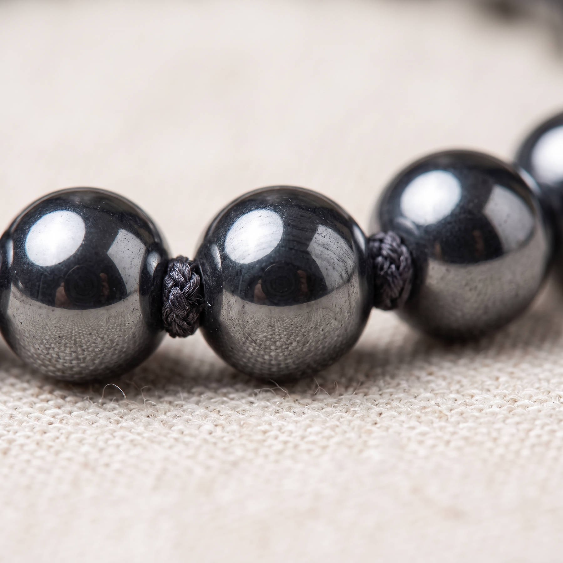 Détail des pierres du Bracelet "Symbole d'Ancrage" en Hématite