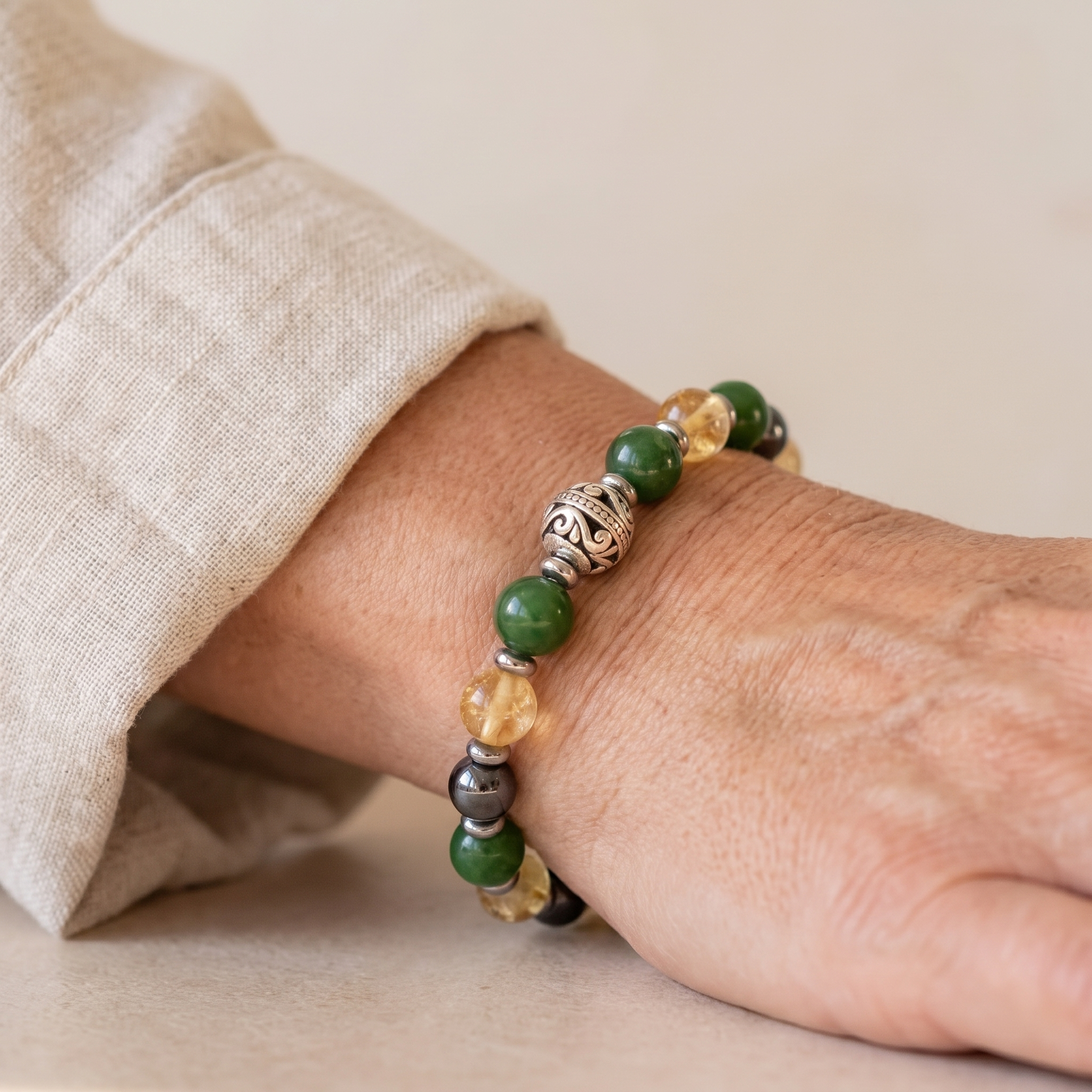 Bracelet "Symboles de Chance" en Jade, Citrine & Hématite porté au poignet