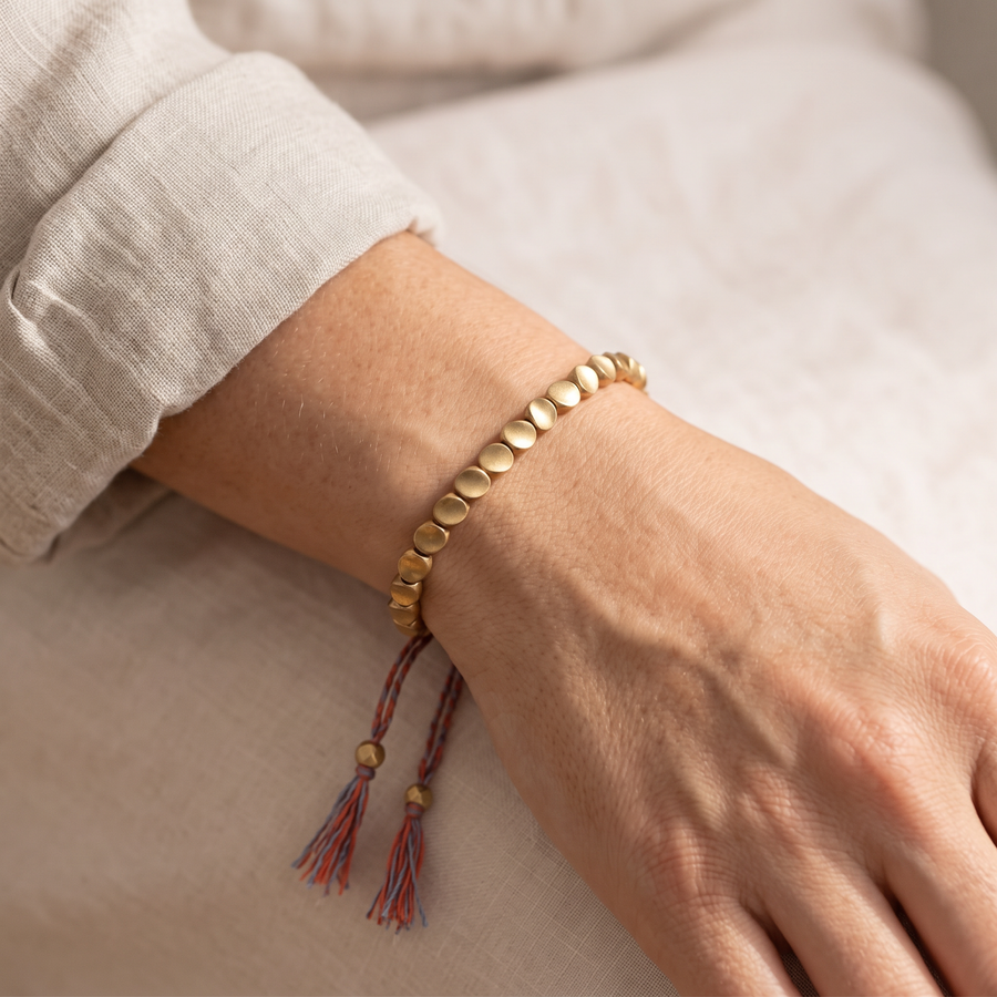 Bracelet Tibétain Porte-Bonheur porté au poignet