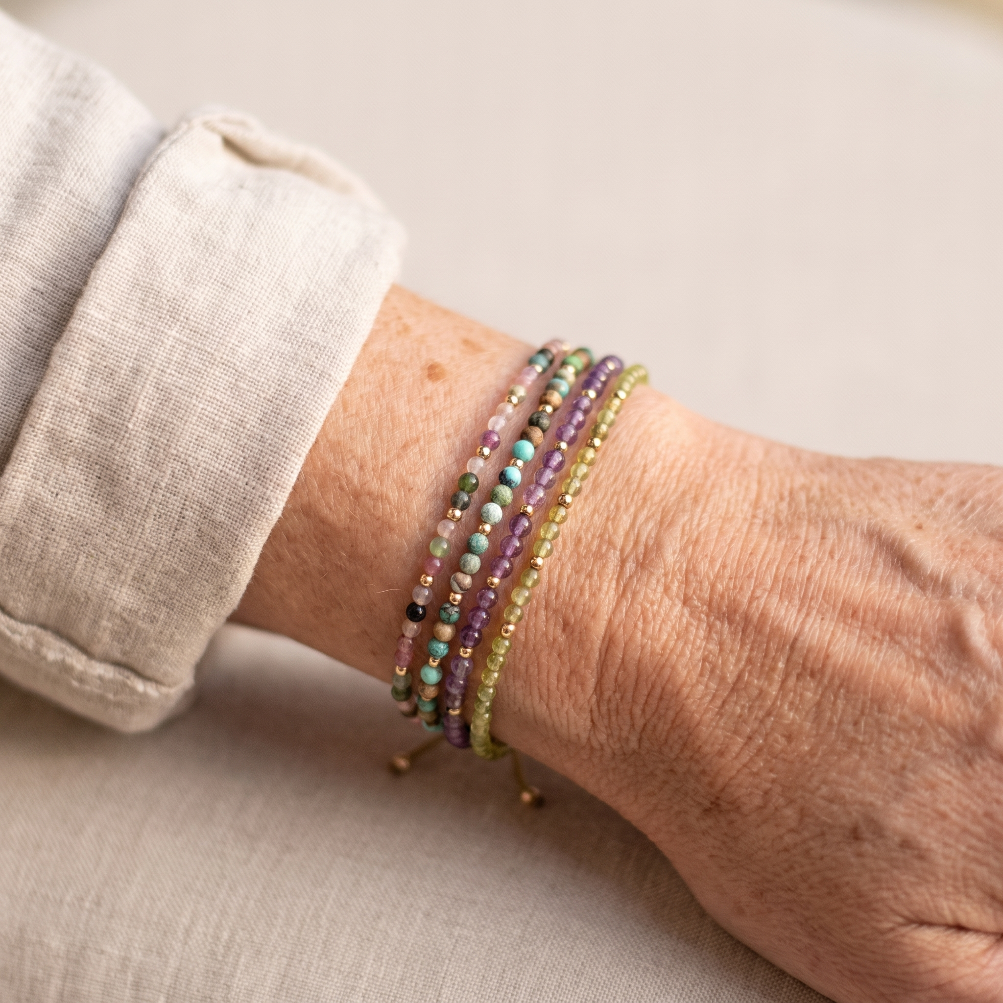 Bracelet Raffiné en Pierres Naturelles Fines porté au poignet