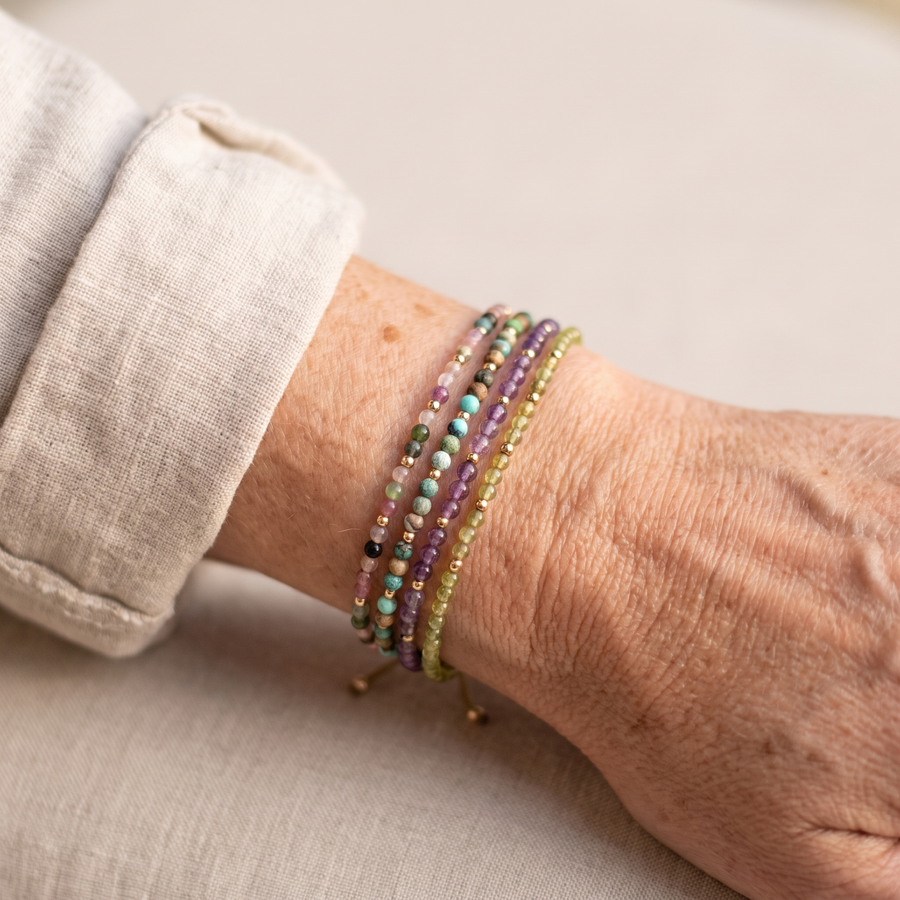Bracelet Raffiné en Pierres Naturelles Fines porté au poignet