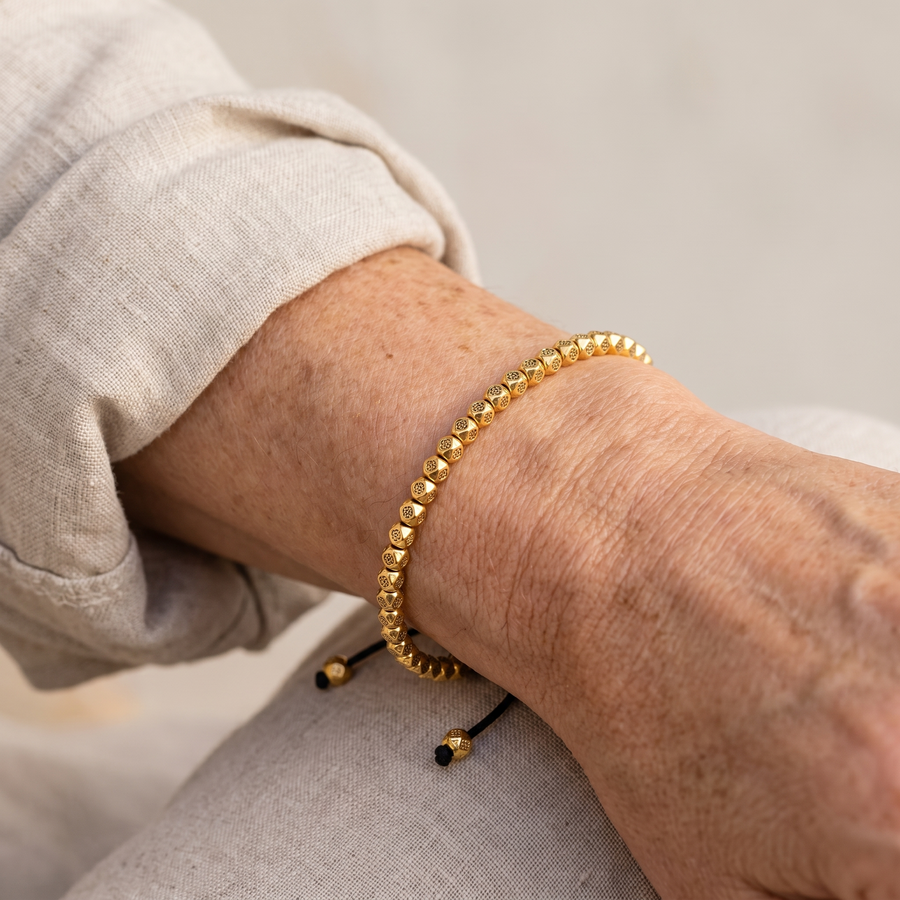 Bracelet "Vœu Tibétain" en Perles Facettées porté au poignet