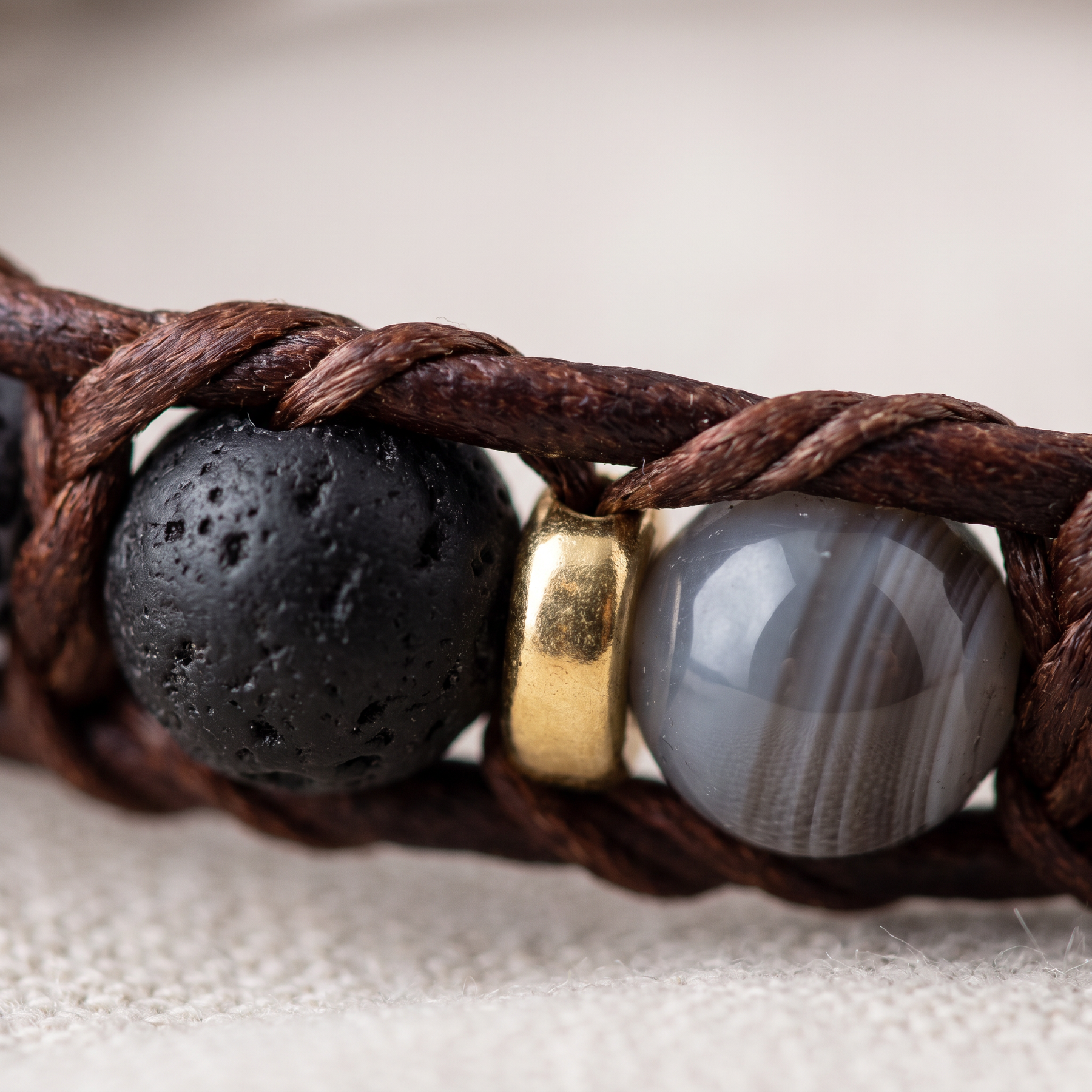 Détail des pierres du Bracelet Wrap "Symbole de Maîtrise" en Onyx
