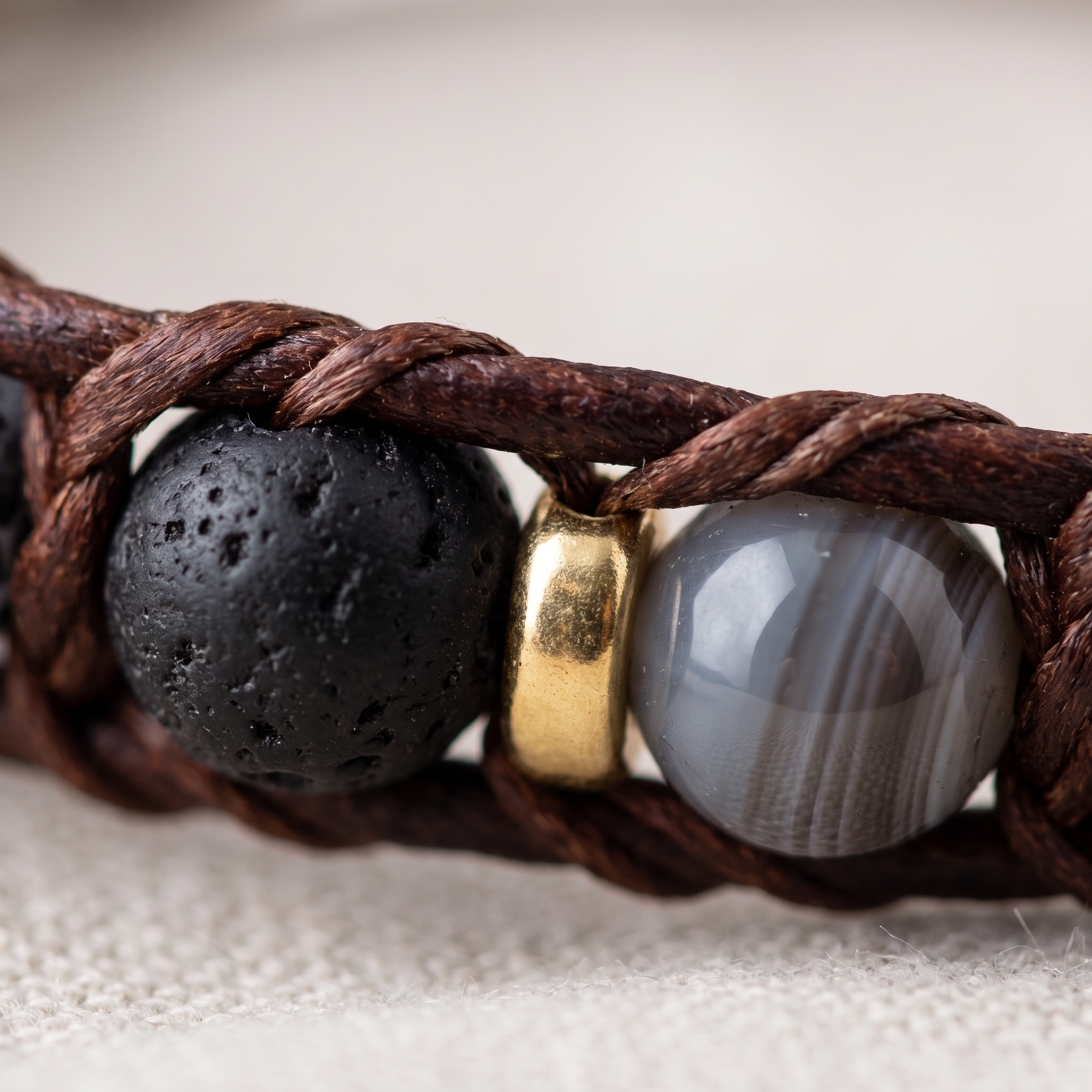 Détail des pierres du Bracelet Wrap "Symbole de Maîtrise" en Onyx