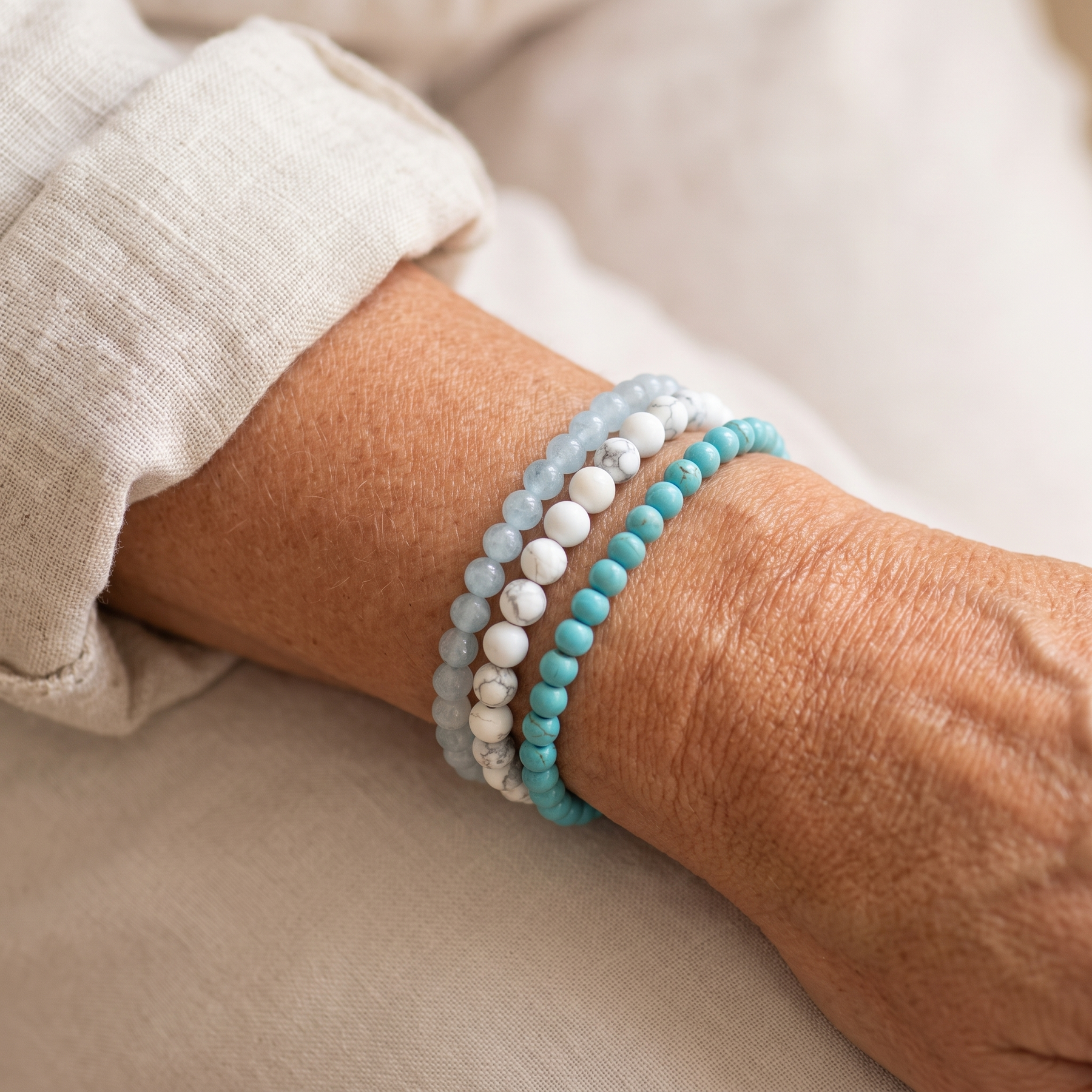 Ensemble "Océan de Douceur" en Turquoise, Howlite & Aigue-Marine porté au poignet