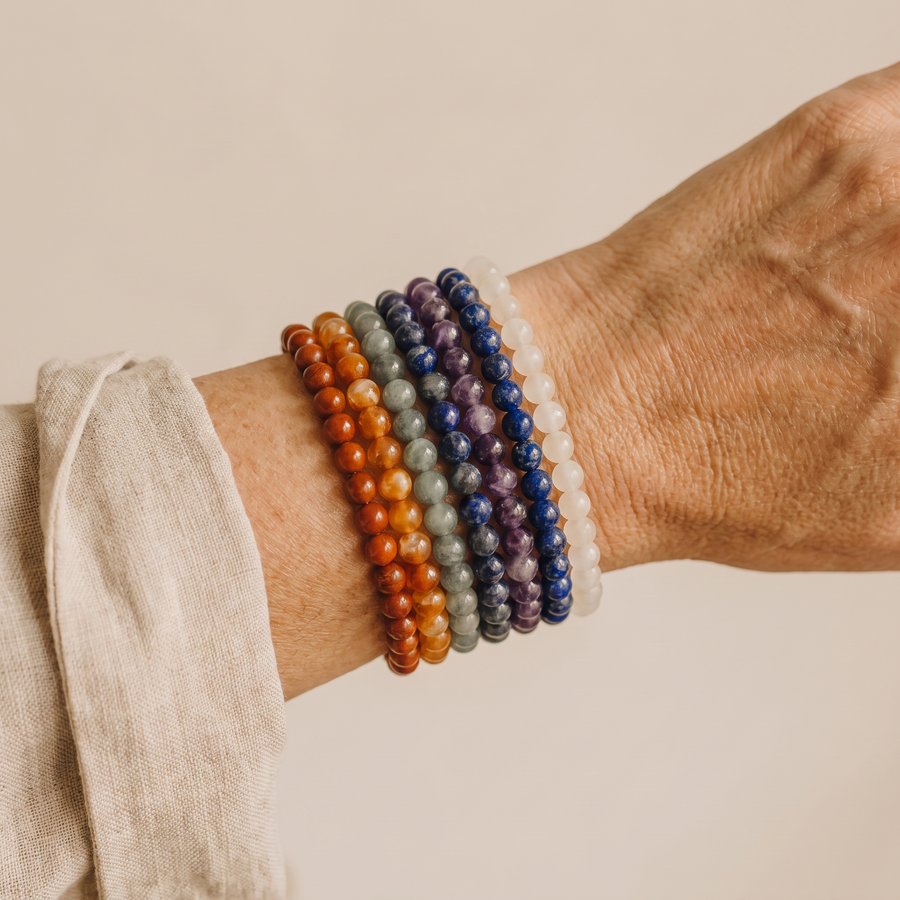 Ensemble "Ouverture des 7 Chakras" en Pierres Naturelles porté au poignet