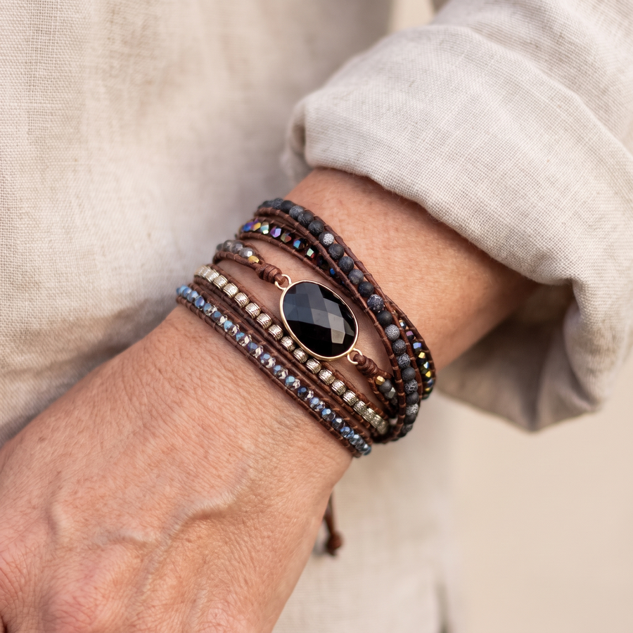 Bracelet Wrap "Symbole de Maîtrise" en Onyx porté au poignet