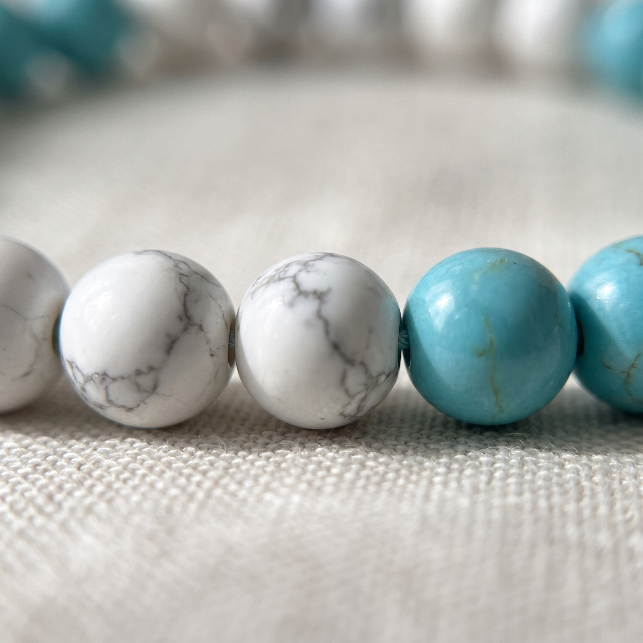 Détail des pierres du Ensemble "Océan de Douceur" en Turquoise, Howlite & Aigue-Marine