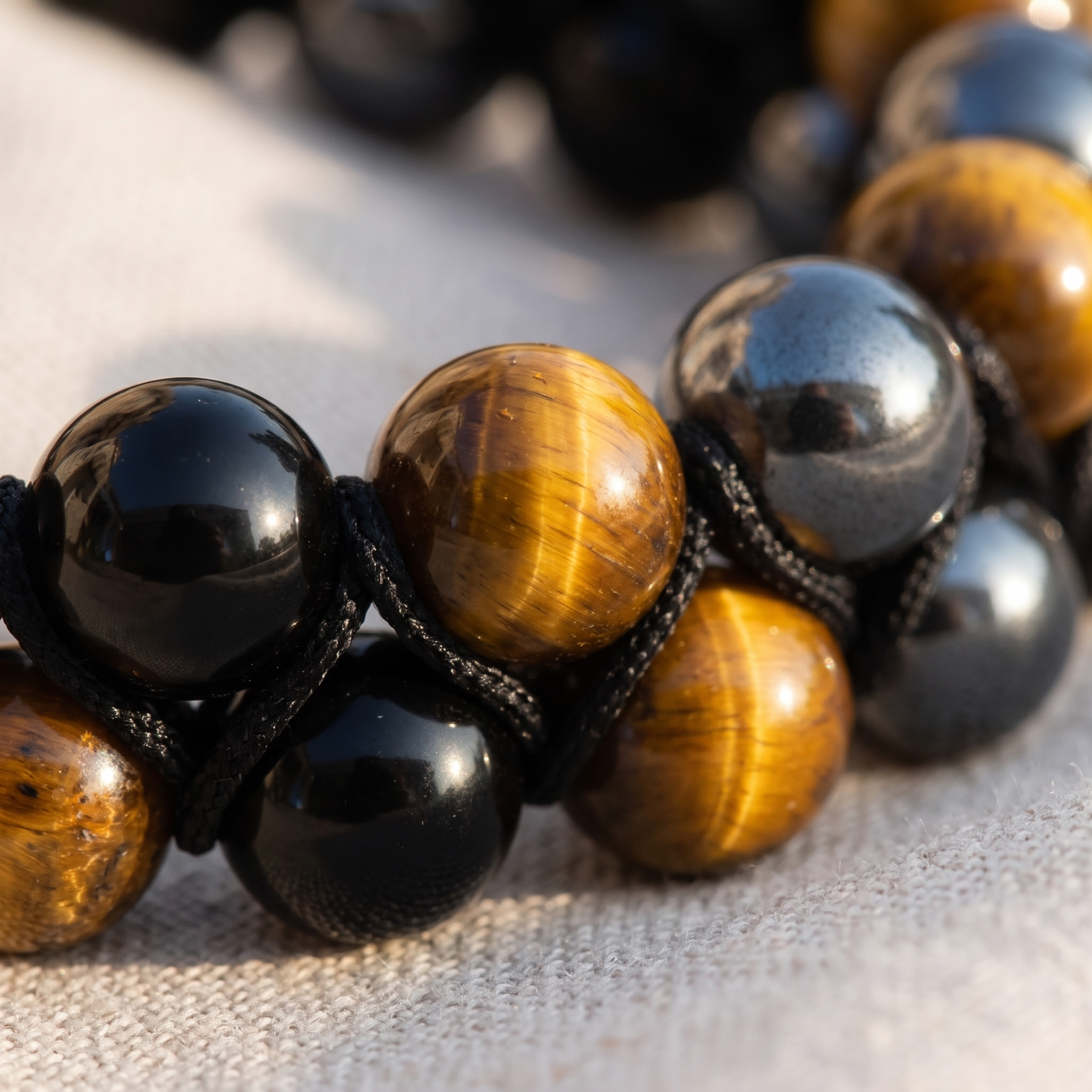 Détail des pierres du Bracelet Tressé "Triple Protection " en Hématite, Oeil de Tigre & Obsidienne