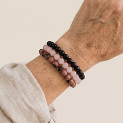 Trio de Bracelets "Paix et Equilibre" en Onyx, Quartz Rose & Rhodonite porté au poignet