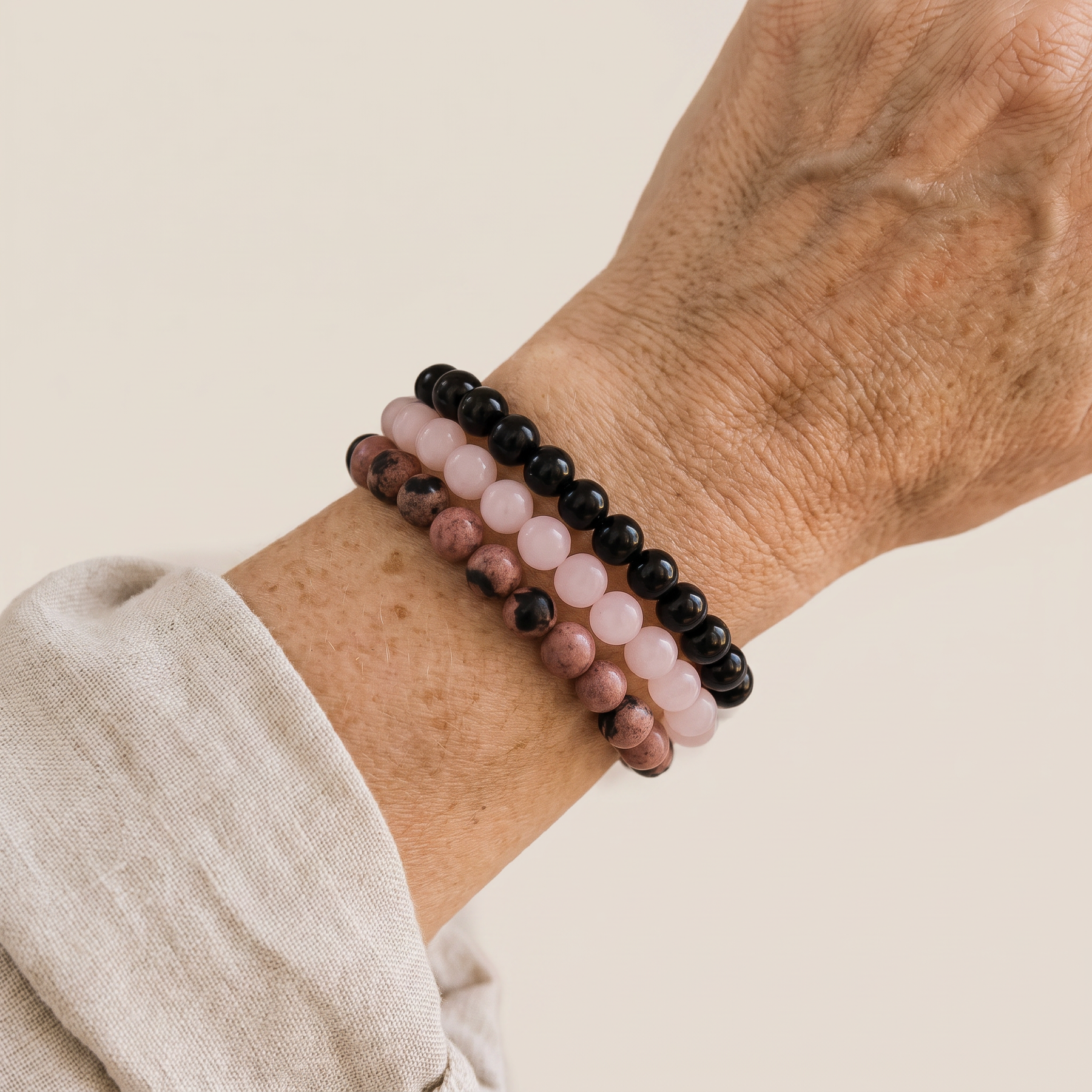 Trio de Bracelets "Paix et Equilibre" en Onyx, Quartz Rose & Rhodonite porté au poignet