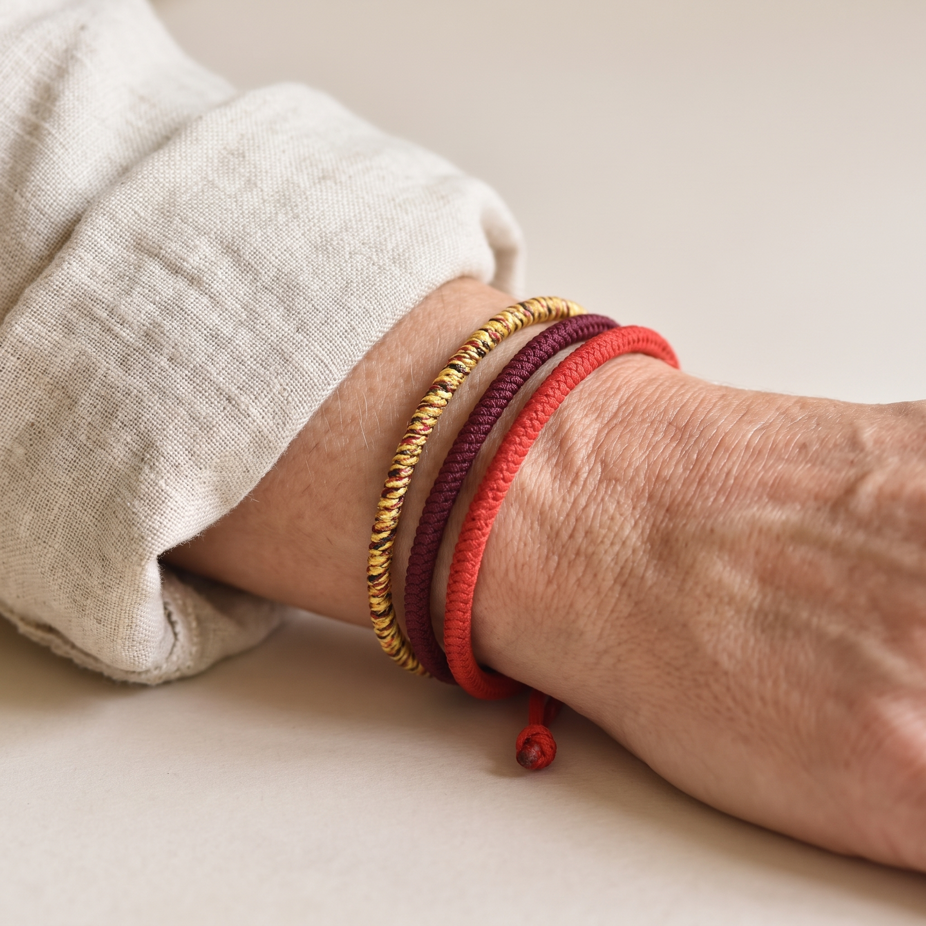 Trio de Bracelets Style Tibétain "Porte-Bonheur" porté au poignet